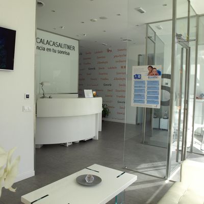 Recepción y sala de espera clinica lacasa litner valdemoro